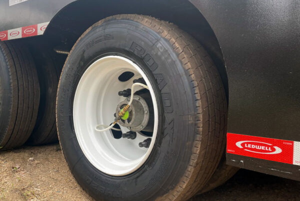 trailer equipped with tire inflation system