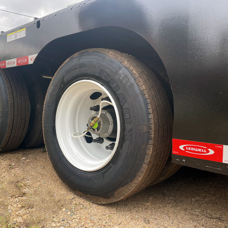 trailer equipped with tire inflation system